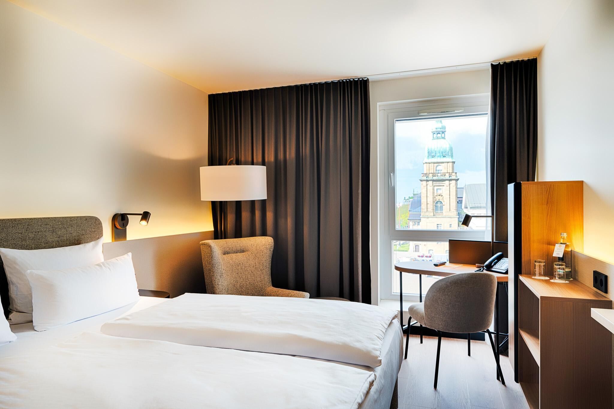 Deluxe-Doppelzimmer, Stadtblick | Hochwertige Bettwaren, Zimmersafe, Schreibtisch