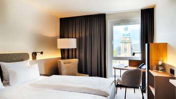 Deluxe-Doppelzimmer, Stadtblick | Hochwertige Bettwaren, Zimmersafe, Schreibtisch
