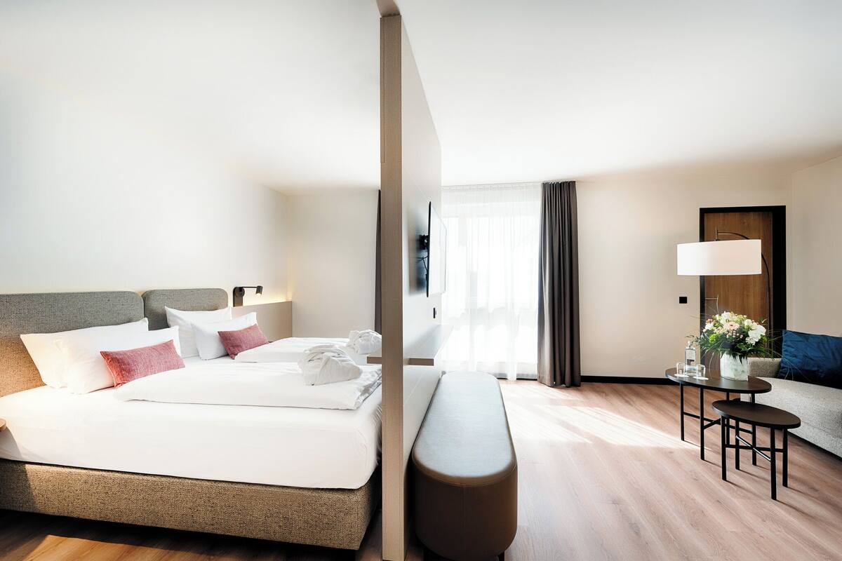 Premium bedding, in-room safe, desk, laptop workspace