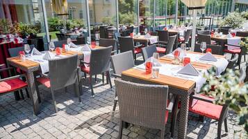 FrĂŒhstĂŒck, Abendessen, moderne, europĂ€ische KĂŒche, Blick auf den Garten