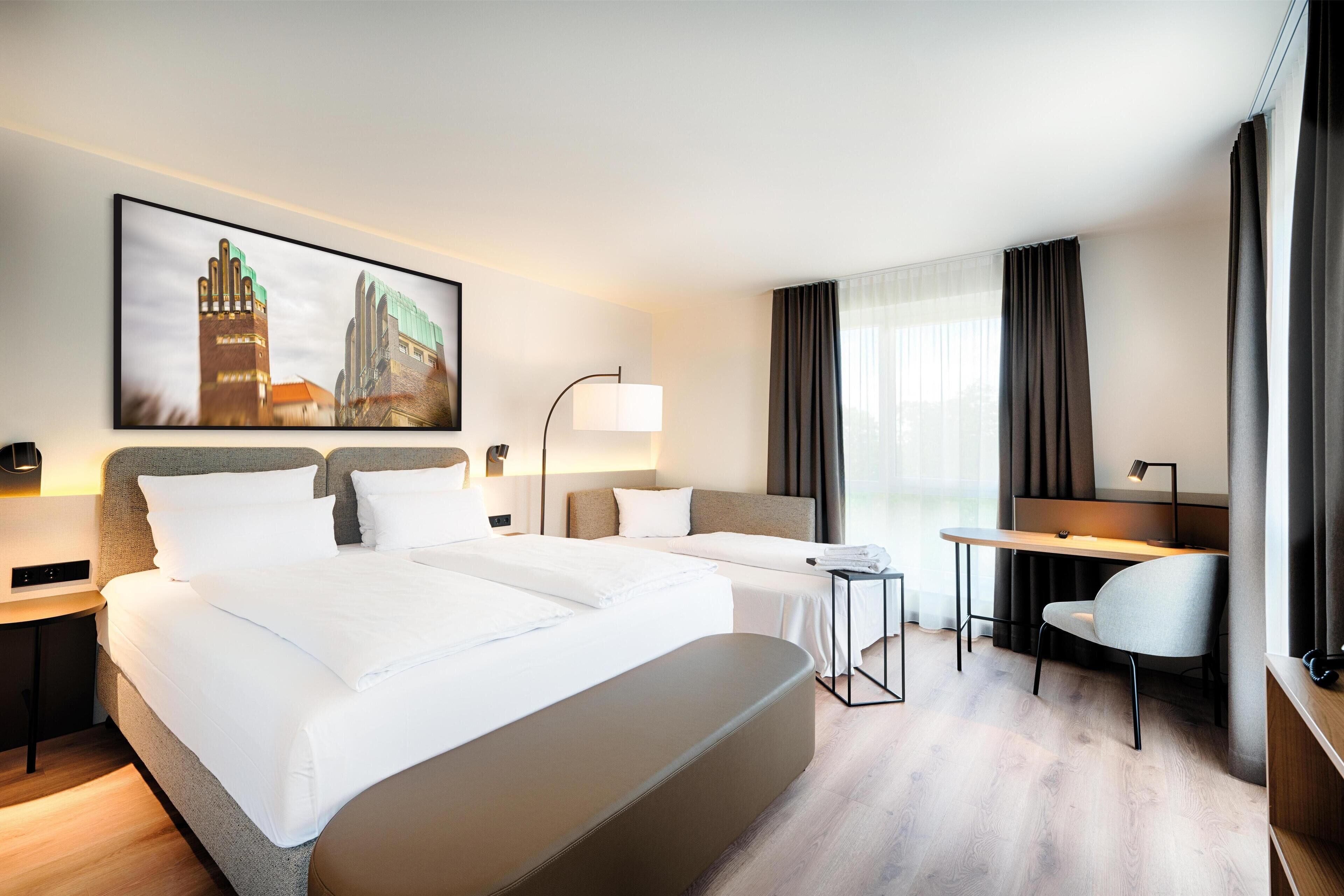 Quarto casal executivo | Roupas de cama premium, cofres nos quartos, escrivaninha