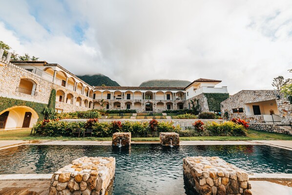 2 座室外游泳池