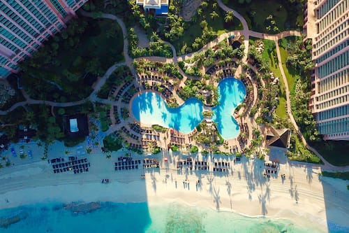 Piscine extérieure, tentes de plage, chaises longues