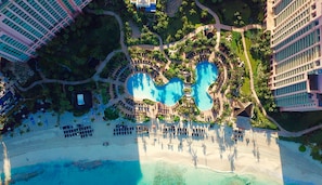Una piscina al aire libre, cabañas de piscina (de pago), tumbonas