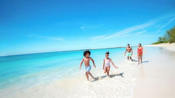 Playa privada, playa de arena blanca, camastros y toallas de playa