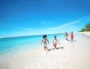 หาดส่วนตัว, ทรายสีขาว, เก้าอี้อาบแดด, ผ้าเช็ดตัวชายหาด