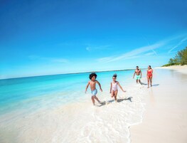 Playa privada, arena blanca, sillas reclinables de playa