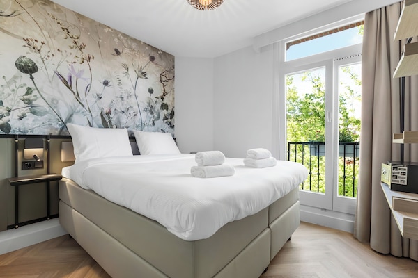 Room (Queen) | In-room safe, iron/ironing board, free WiFi, bed sheets