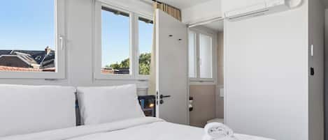 Double Room | In-room safe, iron/ironing board, free WiFi, bed sheets