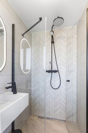 Shower, free toiletries, hair dryer, towels - Dutch Design Hotel Vondelpark (Amsterdam)