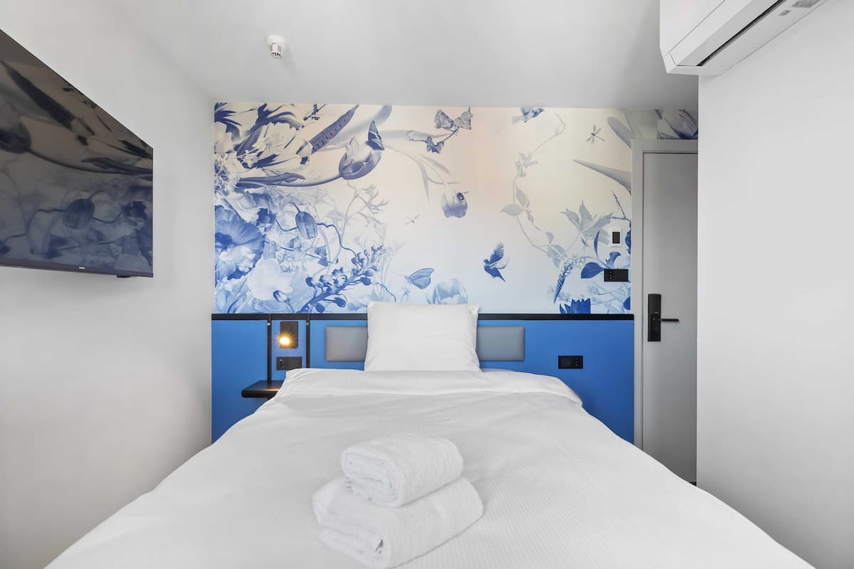 Single Room | In-room safe, iron/ironing board, free WiFi, bed sheets
