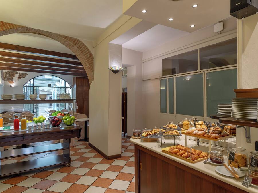 Frokostbuffé hver dag (EUR 9 per person)