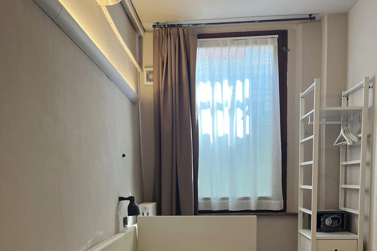 Een kluis op de kamer, een bureau, babybedden (toeslag)