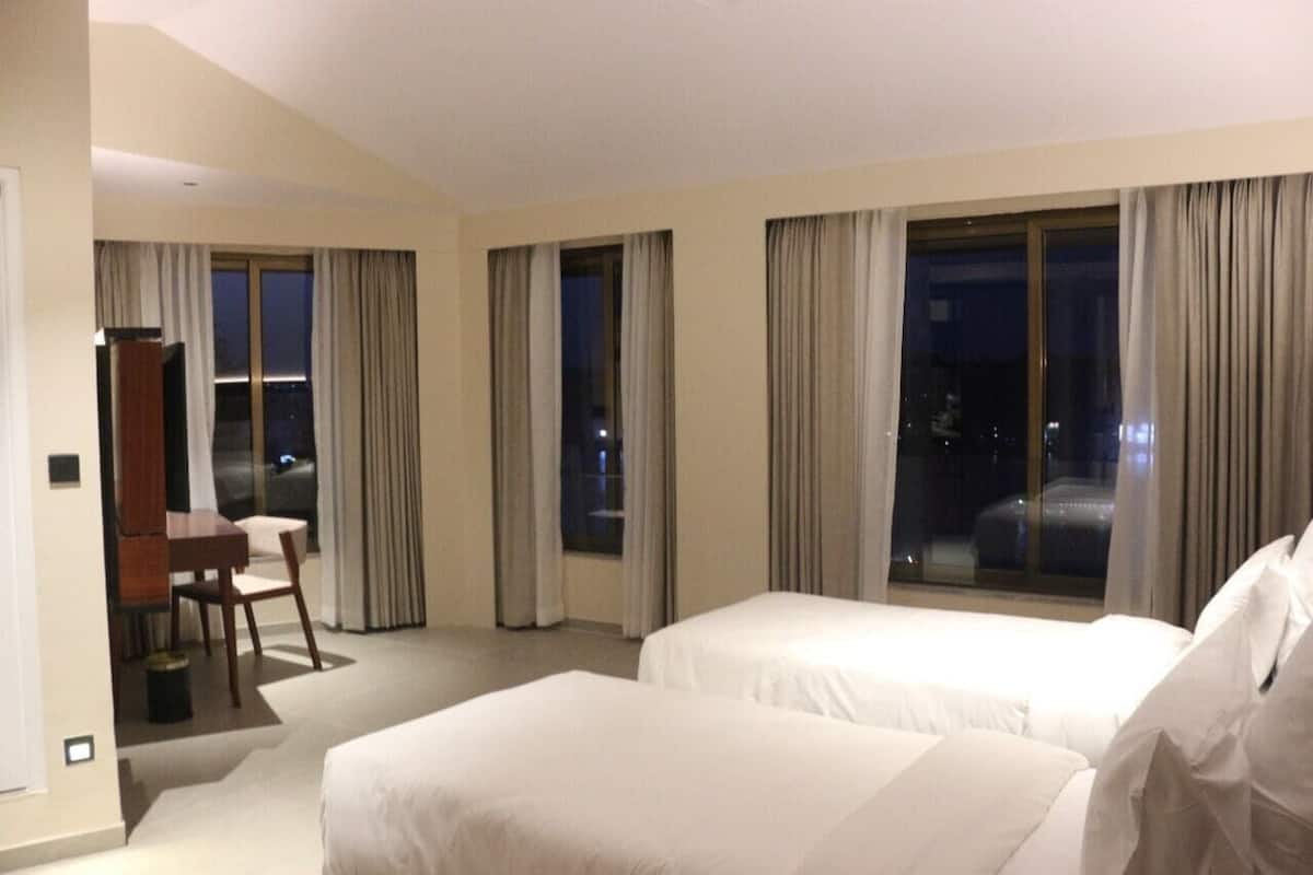 Minibar, brankas, meja kerja, dan setrika/meja setrika