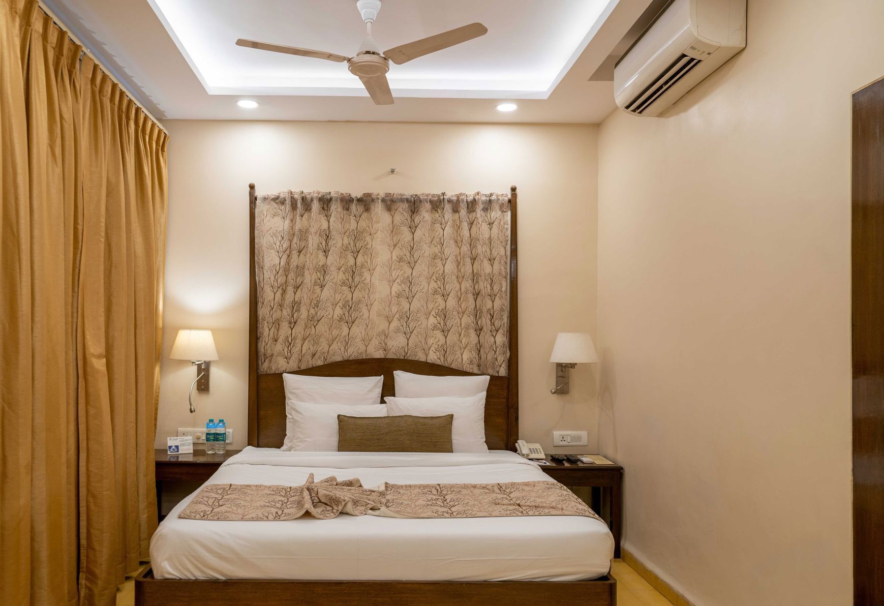 Minibar, brankas, meja kerja, dan setrika/meja setrika