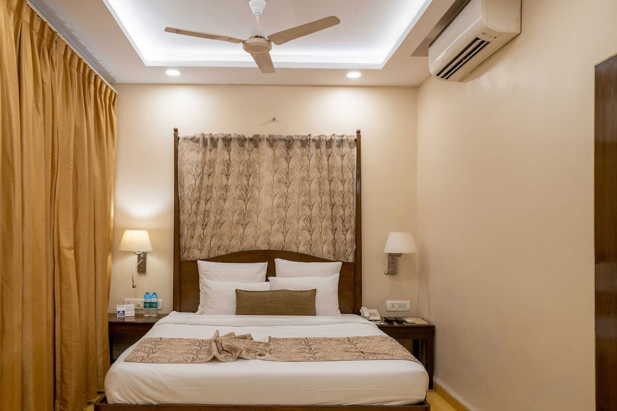 Minibar, brankas, meja kerja, dan setrika/meja setrika