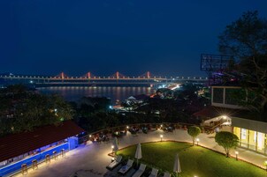 住宿正面 - 傍晚/夜晚