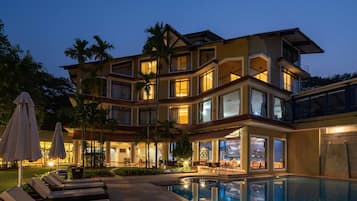 Bagian depan properti - sore/malam