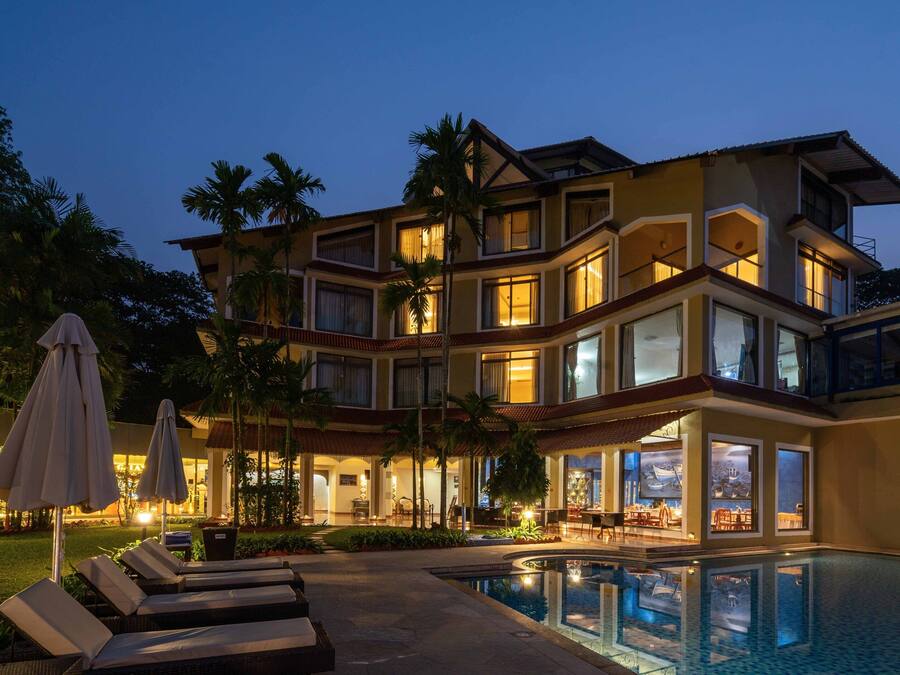 Fachada da propriedade à noite