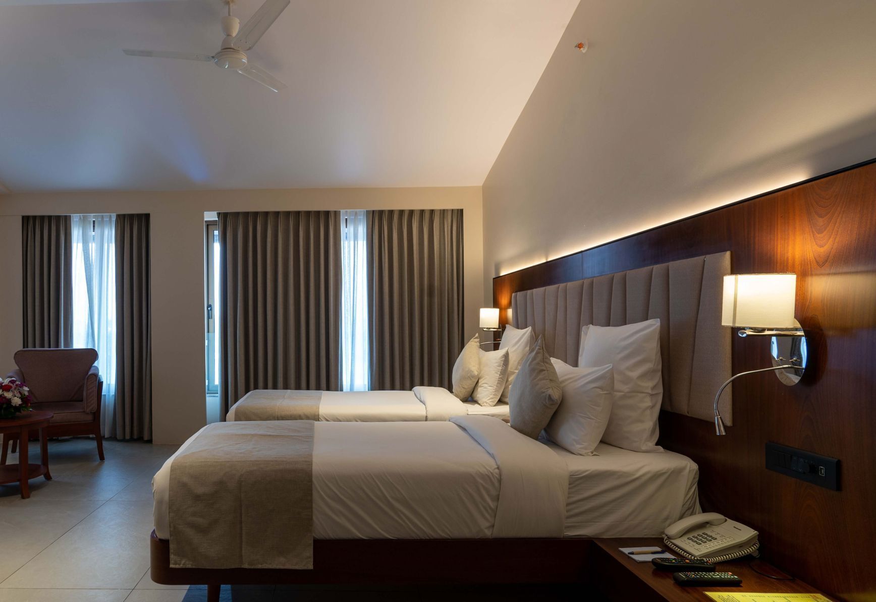 Minibar, brankas, meja kerja, dan setrika/meja setrika