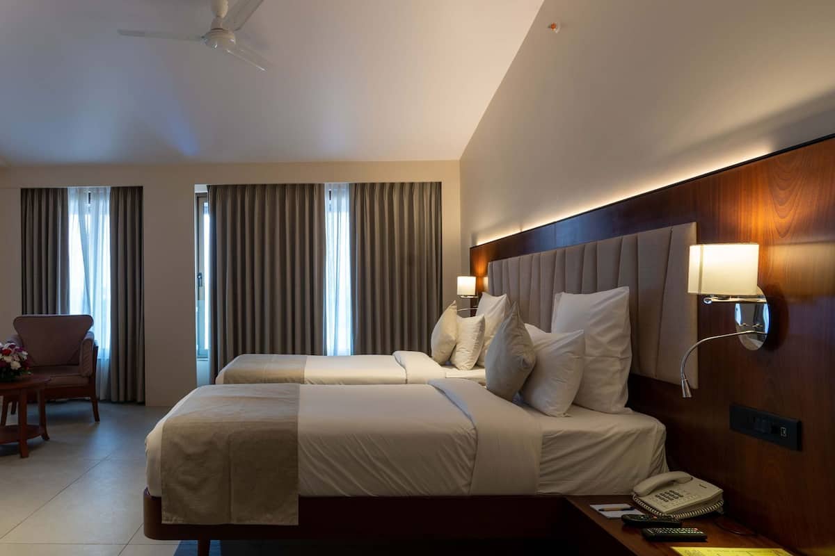 Minibar, brankas, meja kerja, dan setrika/meja setrika