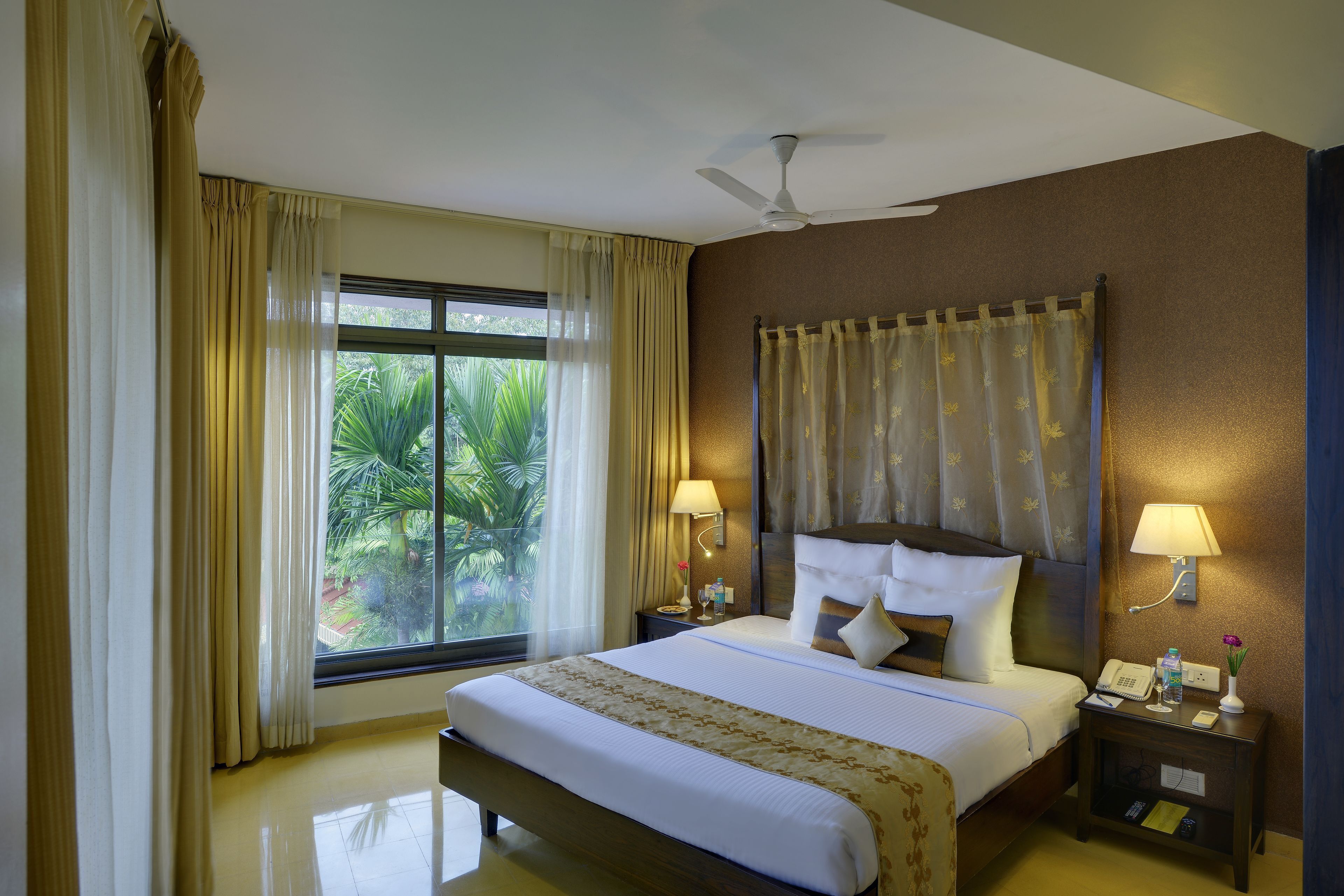 Minibar, brankas, meja kerja, dan setrika/meja setrika