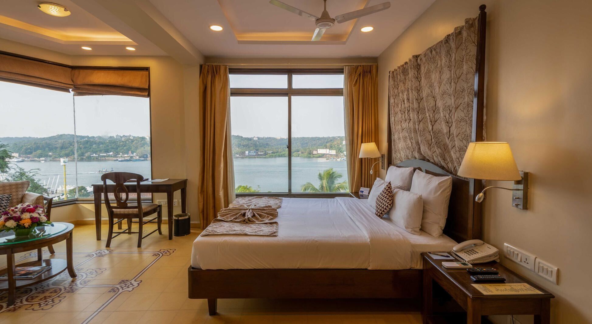 Minibar, brankas, meja kerja, dan setrika/meja setrika