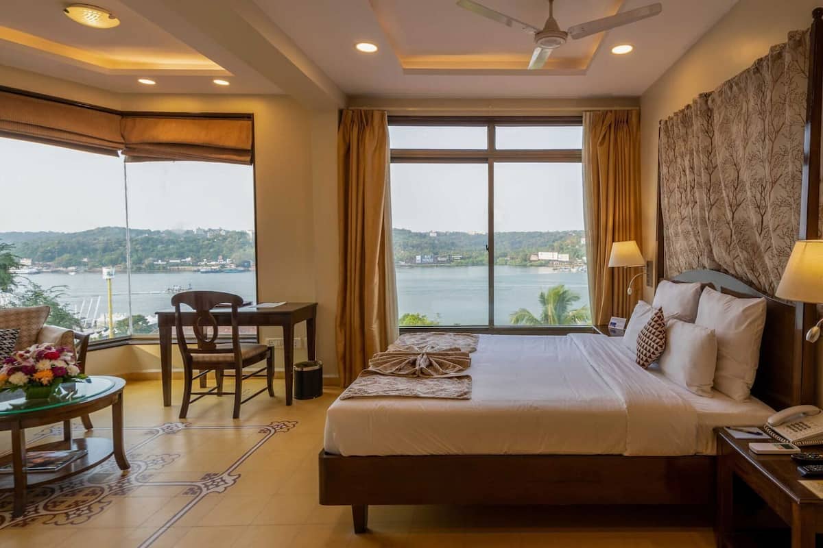 Minibar, brankas, meja kerja, dan setrika/meja setrika