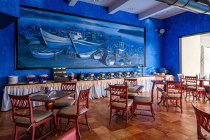 2 restaurants, breakfast served