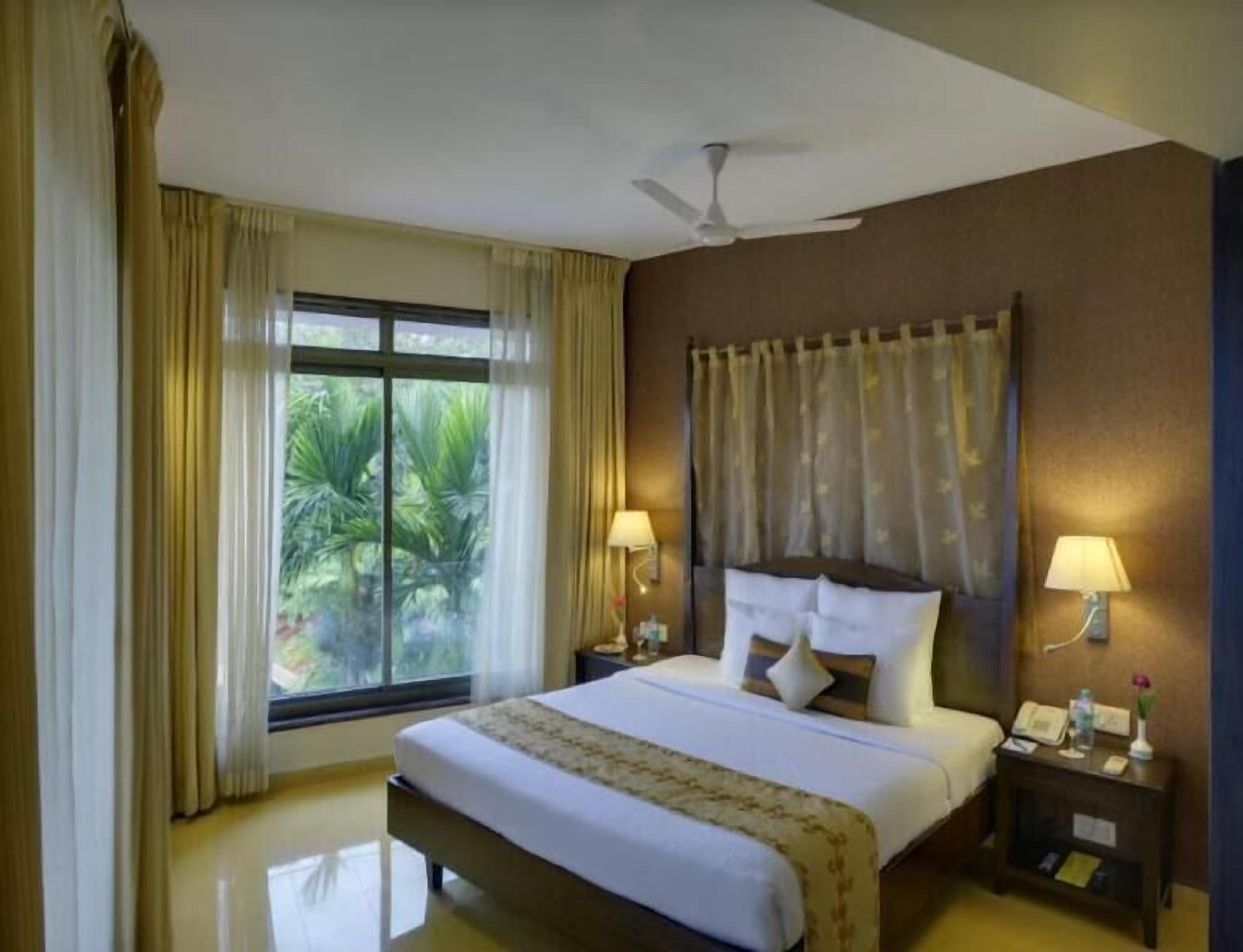 Minibar, brankas, meja kerja, dan setrika/meja setrika