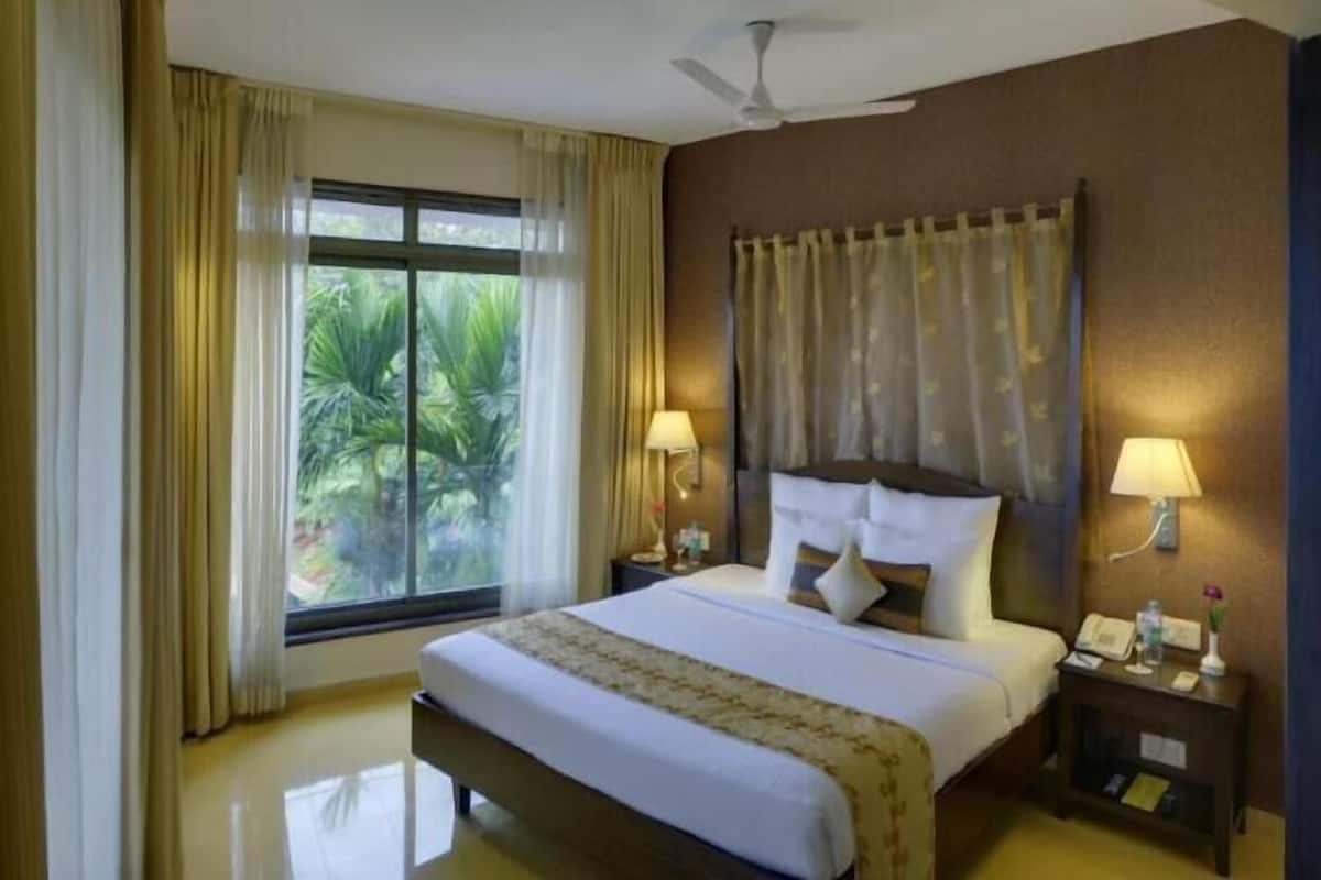 Minibar, brankas, meja kerja, dan setrika/meja setrika