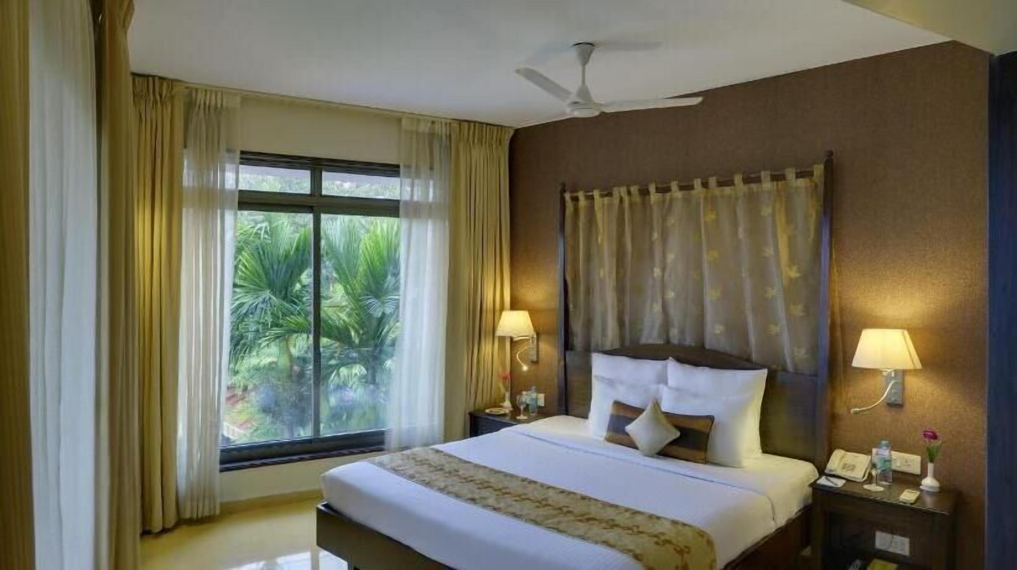 Minibar, brankas, meja kerja, dan setrika/meja setrika