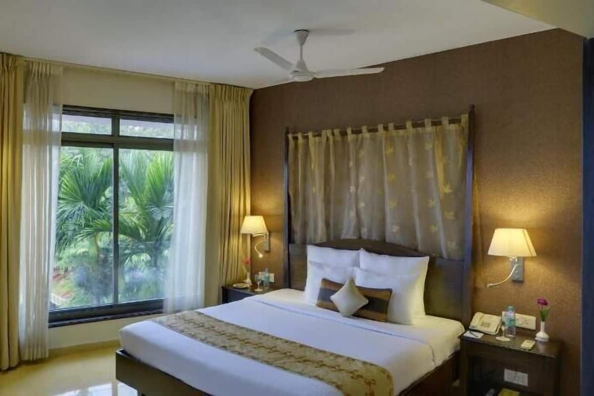 Minibar, brankas, meja kerja, dan setrika/meja setrika