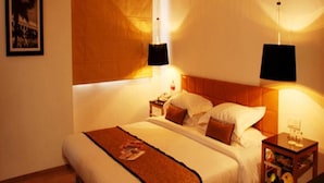 A hotel room with a bed, bedside tables, and lamps. - Hotel Palace Heights (New Delhi)