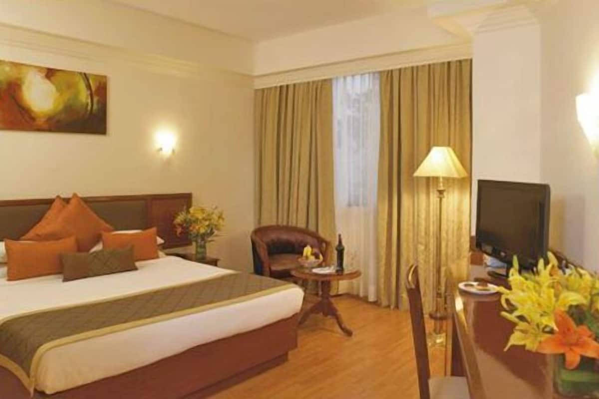 Minibar, in-room safe, WiFi (surcharge)