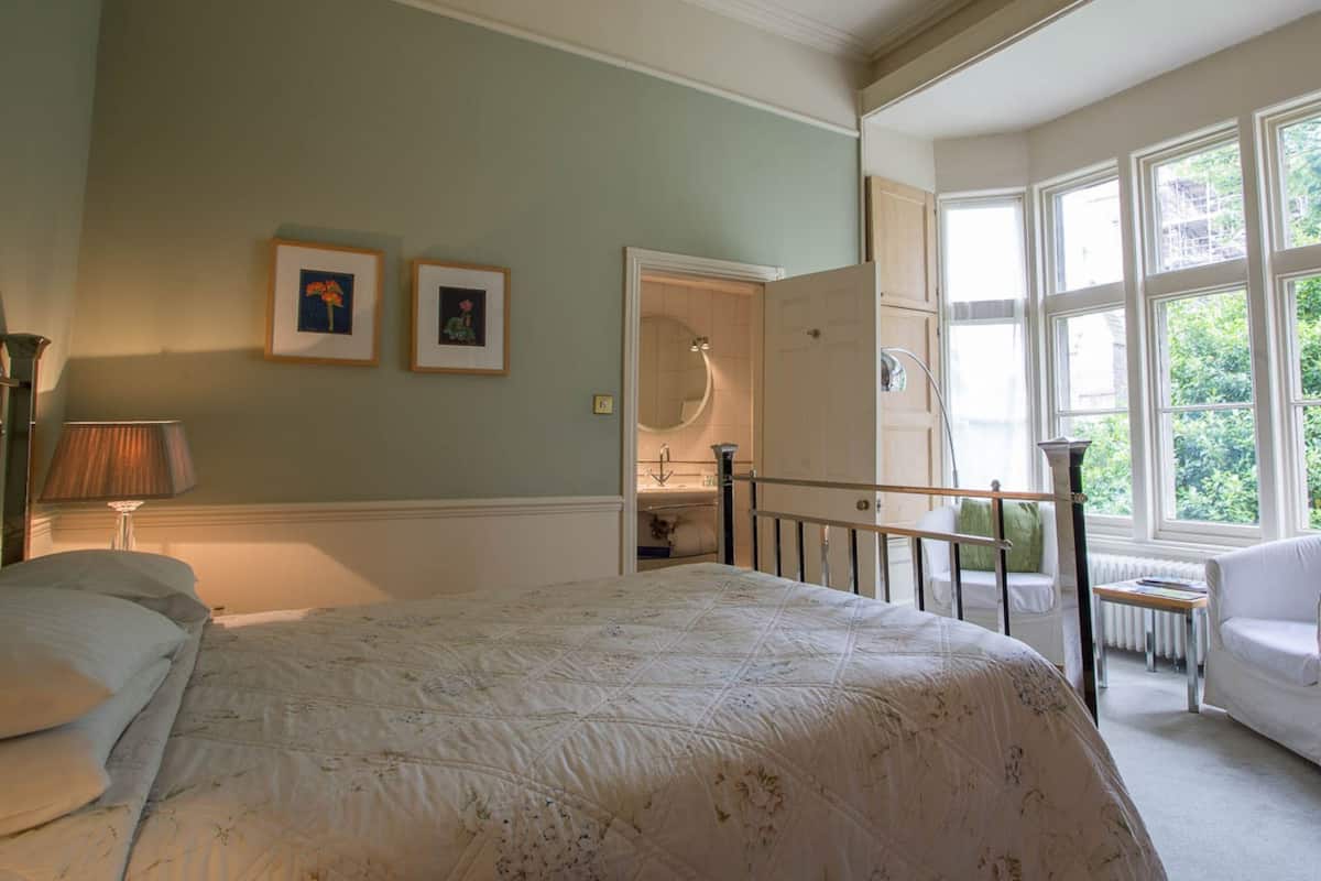 Superior Double Room, Ensuite (1st Floor) | Desk, iron/ironing board, alarm clocks