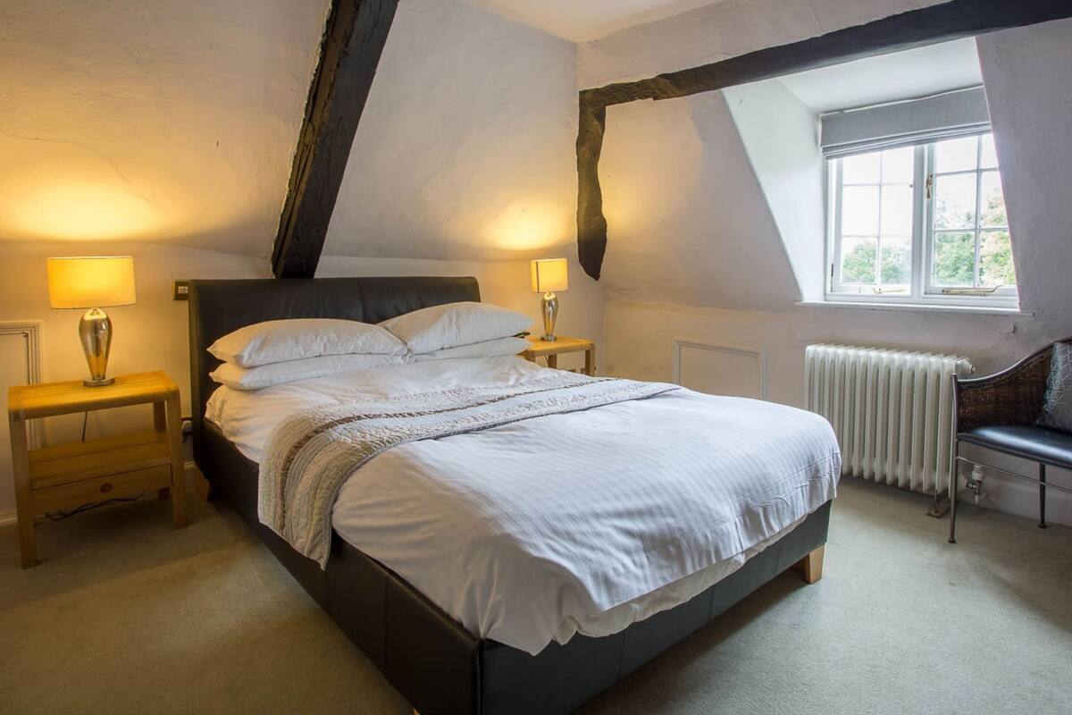 Standard Double Room, Ensuite (2nd Floor) | Desk, iron/ironing board, alarm clocks