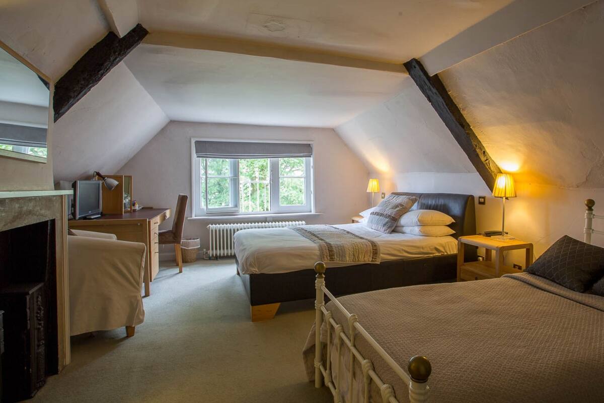 Superior Twin Room, Ensuite (2nd Floor) | Desk, iron/ironing board, alarm clocks