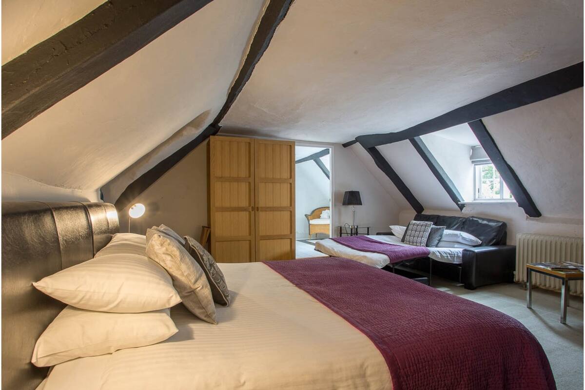 Superior Double Room, Ensuite (2nd Floor) | Desk, iron/ironing board, alarm clocks