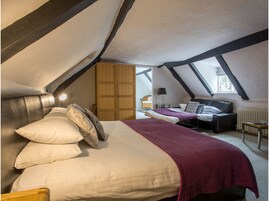 Superior Double Room, Ensuite (2nd Floor) | Desk, iron/ironing board, alarm clocks