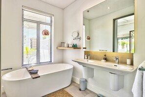 Superior Room, 1 King Bed | Bathroom