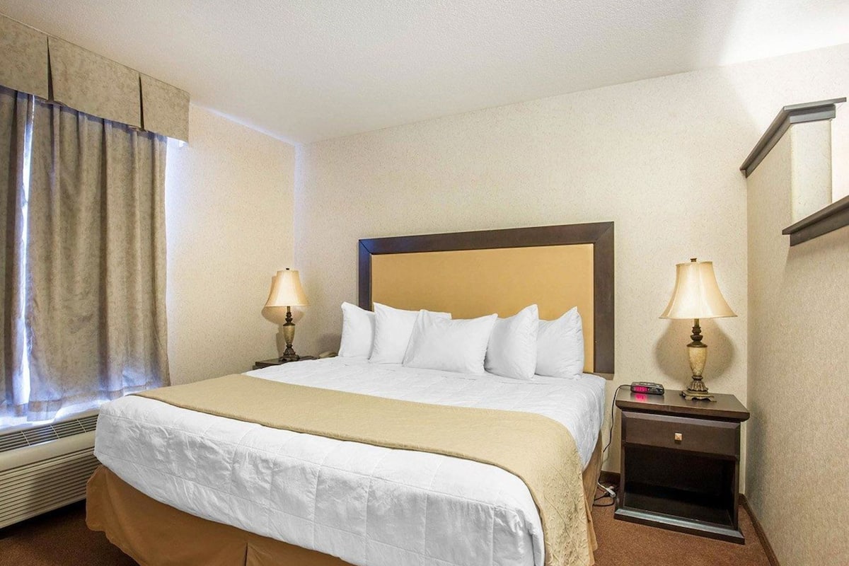 مكتب ومساحة عمل للكمبيوتر المحمول وستائر تعتيم وتجهيزات عازلة للصوت