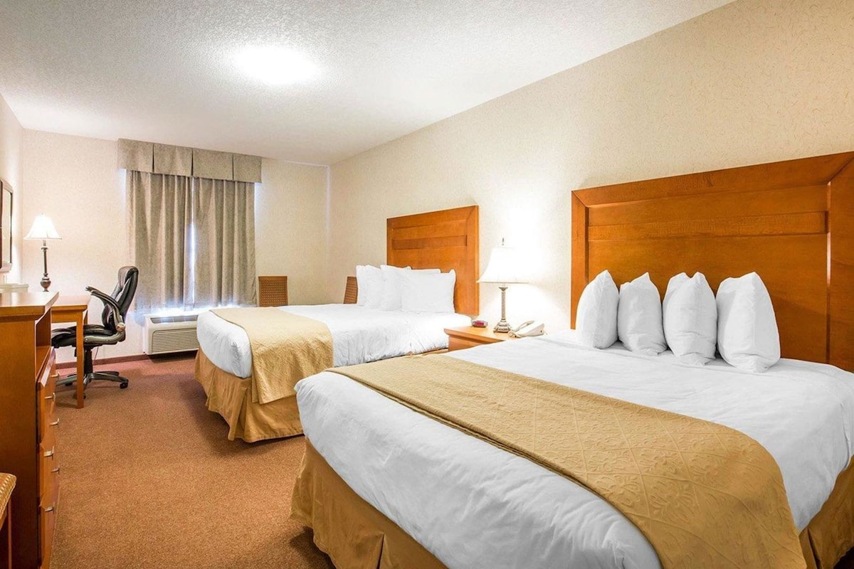 مكتب ومساحة عمل للكمبيوتر المحمول وستائر تعتيم وتجهيزات عازلة للصوت