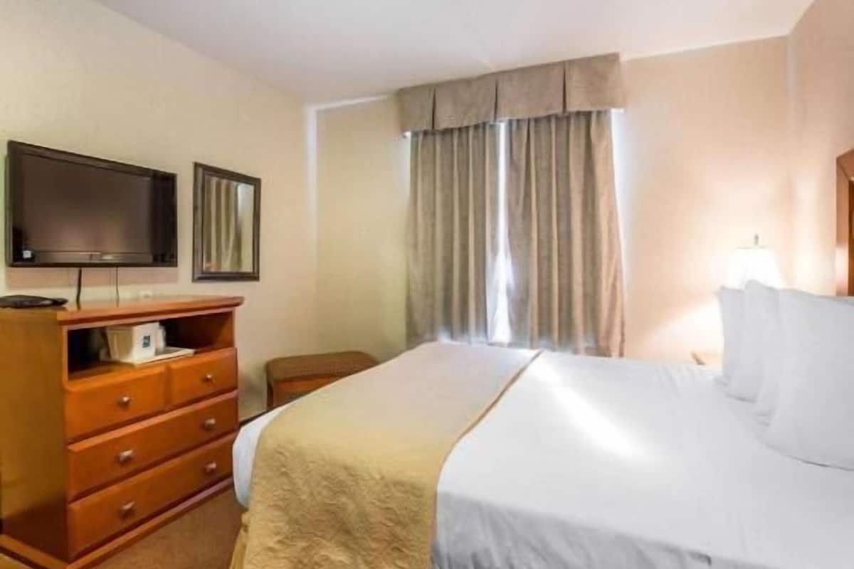 مكتب ومساحة عمل للكمبيوتر المحمول وستائر تعتيم وتجهيزات عازلة للصوت