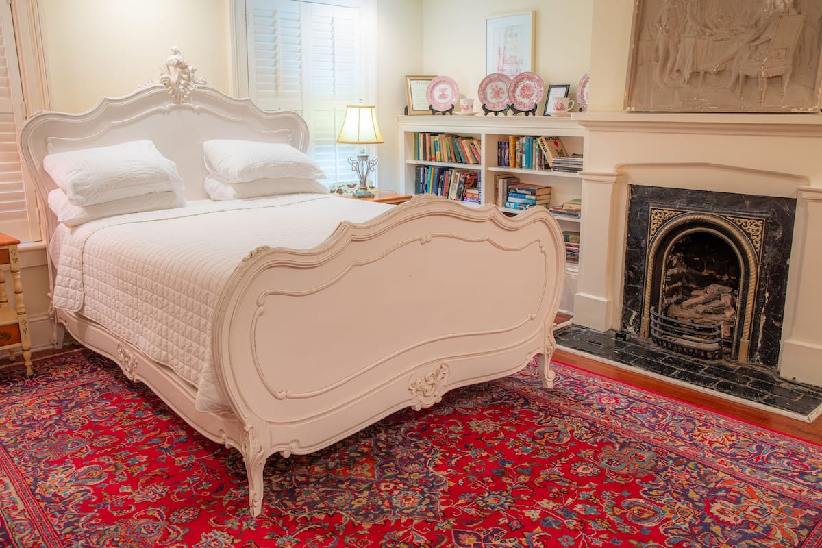 Premium Room, 1 Queen Bed | 1 bedroom, premium bedding, desk, iron/ironing board