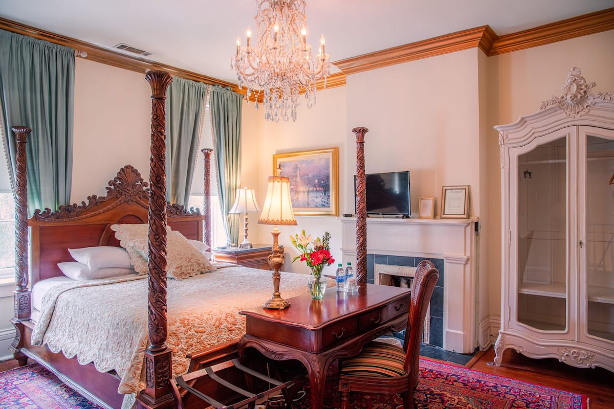 Presidential Room, 1 King Bed (Not pet friendly) | Living area | Flat-screen TV, fireplace