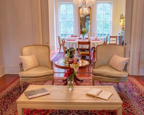 Coin salon dans le hall