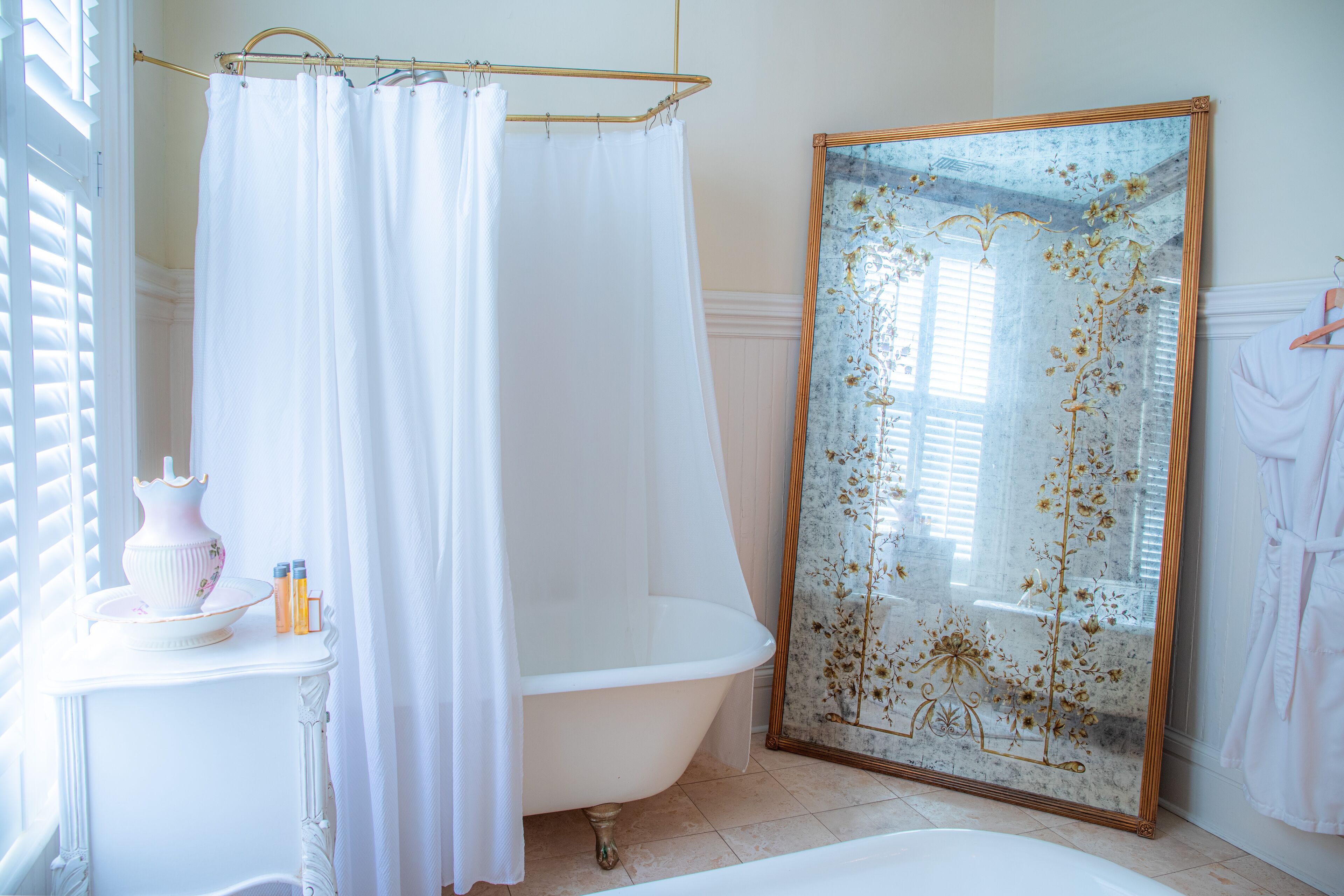Premium Room, 1 King Bed (Not pet friendly) | Regadera en el baño