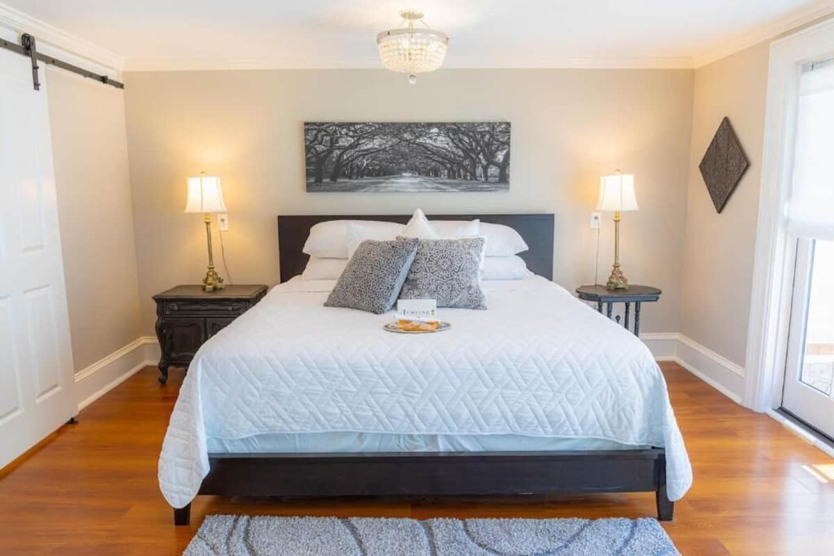 Deluxe Room | 1 bedroom, premium bedding, desk, iron/ironing board