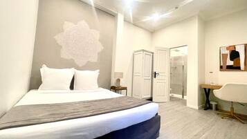 Hypo-allergenic bedding, minibar, in-room safe, desk